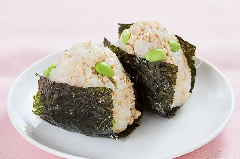 うま味ぎゅっと鶏そぼろ枝豆おにぎり